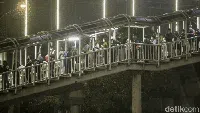 Nah Loh! Calon Penumpang Bus TransJ Ikutan Macet