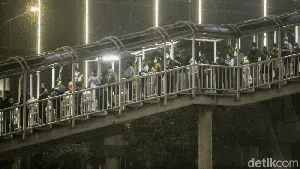 Nah Loh! Calon Penumpang Bus TransJ Ikutan Macet