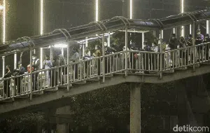 Nah Loh! Calon Penumpang Bus TransJ Ikutan Macet Nah Loh! Calon Penumpang Bus TransJ Ikutan Macet