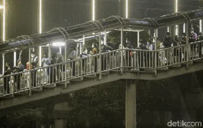 Nah Loh! Calon Penumpang Bus TransJ Ikutan Macet