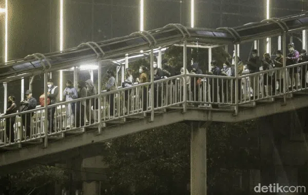 Nah Loh! Calon Penumpang Bus TransJ Ikutan Macet