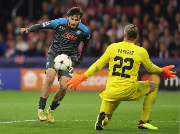 AMSTERDAM, NETHERLANDS - OCTOBER 04: Giacomo Raspadori of Napoli celebrates scoring a goal with Andre-Frank Zambo Anguissa during the UEFA Champions League group A match between AFC Ajax and SSC Napoli at Johan Cruyff Arena on October 04, 2022 in Amsterdam, Netherlands. (Photo by Dean Mouhtaropoulos/Getty Images)