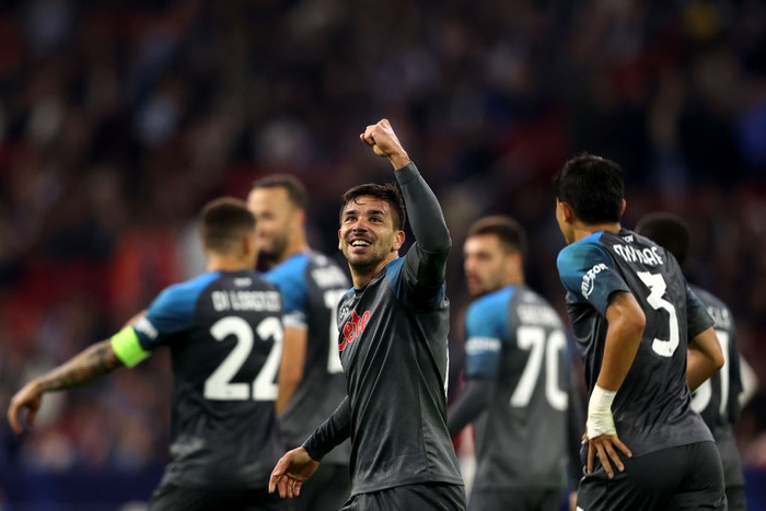 Napoli AMSTERDAM, NETHERLANDS - OCTOBER 04: Giacomo Raspadori of Napoli celebrates scoring a goal with Andre-Frank Zambo Anguissa during the UEFA Champions League group A match between AFC Ajax and SSC Napoli at Johan Cruyff Arena on October 04, 2022 in Amsterdam, Netherlands. (Photo by Dean Mouhtaropoulos/Getty Images)