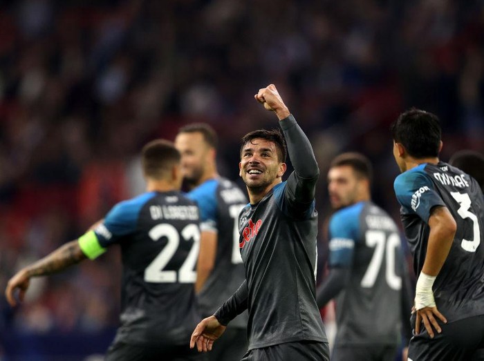 AMSTERDAM, NETHERLANDS - OCTOBER 04: Giacomo Raspadori of Napoli celebrates scoring a goal with Andre-Frank Zambo Anguissa during the UEFA Champions League group A match between AFC Ajax and SSC Napoli at Johan Cruyff Arena on October 04, 2022 in Amsterdam, Netherlands. (Photo by Dean Mouhtaropoulos/Getty Images)