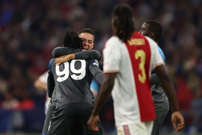 AMSTERDAM, NETHERLANDS - OCTOBER 04: Giacomo Raspadori of Napoli celebrates scoring a goal with Andre-Frank Zambo Anguissa during the UEFA Champions League group A match between AFC Ajax and SSC Napoli at Johan Cruyff Arena on October 04, 2022 in Amsterdam, Netherlands. (Photo by Dean Mouhtaropoulos/Getty Images)