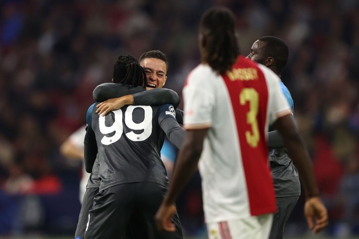 Napoli AMSTERDAM, NETHERLANDS - OCTOBER 04: Giacomo Raspadori of Napoli celebrates scoring a goal with Andre-Frank Zambo Anguissa during the UEFA Champions League group A match between AFC Ajax and SSC Napoli at Johan Cruyff Arena on October 04, 2022 in Amsterdam, Netherlands. (Photo by Dean Mouhtaropoulos/Getty Images)