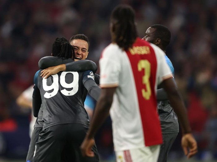 AMSTERDAM, NETHERLANDS - OCTOBER 04: Giacomo Raspadori of Napoli celebrates scoring a goal with Andre-Frank Zambo Anguissa during the UEFA Champions League group A match between AFC Ajax and SSC Napoli at Johan Cruyff Arena on October 04, 2022 in Amsterdam, Netherlands. (Photo by Dean Mouhtaropoulos/Getty Images)
