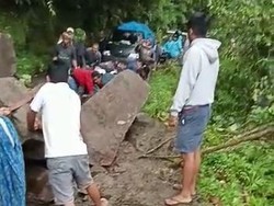 Jalan di Palopo Tertutup Longsoran Batu, Kendaraan Tak Bisa Melintas