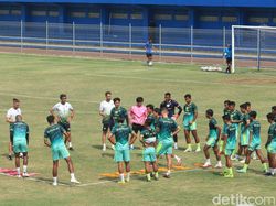 Cara Luis Milla Menanti Kelanjutan Liga 1