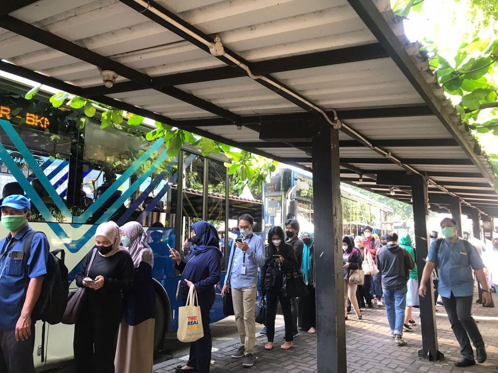Penumpang TransJ di Cibubur Junction Mengular Imbas Sistem Baru Penumpang TransJ di Cibubur Junction Mengular Imbas Sistem Baru