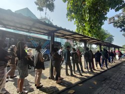 TransJakarta Jelaskan Penyebab Antrean Panjang Saat Sistem Baru Diterapkan