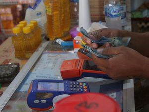 Gokil! Perputaran Uang Agen Bank di Tanimbar Capai Rp 300 Juta/Hari Gokil! Perputaran Uang Agen Bank di Tanimbar Capai Rp 300 Juta/Hari