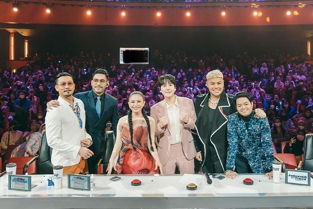 Potret Kyuhyun bersama MC dan juri Indonesia's Got Talent