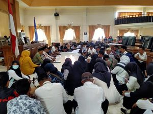 Guru Madrasah Swasta Dompu Ngadu Tak Bisa Ikut PPPK ke DPRD