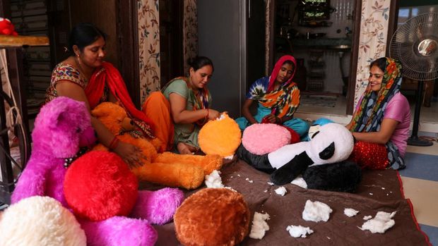 Women workers make soft toys using recycled fibre separated from cigarette filter tips at a cigarette butts recycling factory in Noida, India September 12, 2022. REUTERS/Anushree Fadnavis