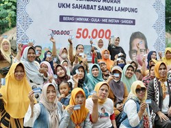 Relawan Sandi Gelar Bazar Sembako Murah di Lampung, Cuma Rp 50.000!