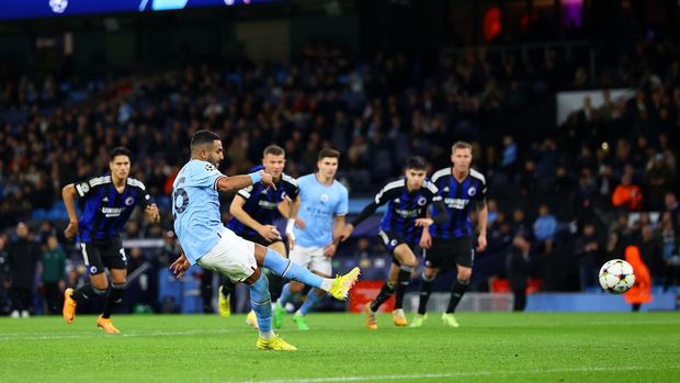 MANCHESTER, ENGLAND - OCTOBER 05: Riyad Mahrez of Manchester City scores their team's fourth goal from the penalty spot during the UEFA Champions League group G match between Manchester City and FC Copenhagen at Etihad Stadium on October 05, 2022 in Manchester, England. (Photo by Michael Steele/Getty Images)