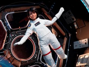 Saat Barbie Ikut Terbang ke Luar Angkasa, Begini Gayanya