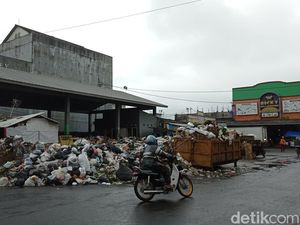 Duh! Sampah Menumpuk di Kawasan Kota Tasikmalaya Duh! Sampah Menumpuk di Kawasan Kota Tasikmalaya