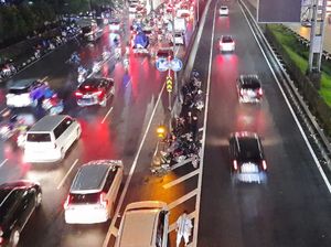 Jalanan Macet Parah, Pemotor Istirahat Dekat Pintu Masuk Tol Simatupang