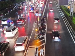 Jalanan Macet Parah, Pemotor Istirahat Dekat Pintu Masuk Tol Simatupang