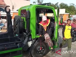 Viral Wisudawati Terbaik Hadir Wisuda Naik Truk Sampah, Ini Kisah di Baliknya