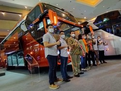 Bus Baru PO Efisiensi dan PO Subur Jaya Kawinkan Sasis Hino dan Bodi Adiputro