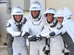 Mewah! Prada Bakal Rancang Baju Astronot NASA ke Bulan