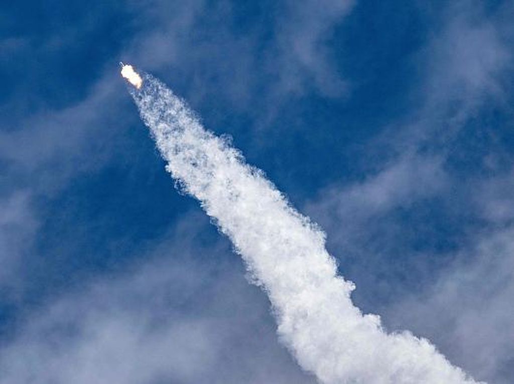 Meluncur! SpaceX Besutan Elon Musk Angkut Kru NASA hingga Rusia