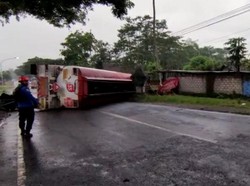 Truk Tangki BBM Terguling di Blitar, Mobil Damkar Disiapkan
