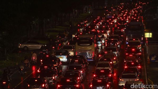Hujan Usai, Jalanan Ibu Kota pun Macet Parah