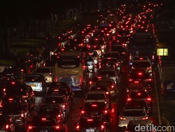 Jalan Sudirman Macet Panjang Sampai Jalan Sisingamangaraja Malam Ini