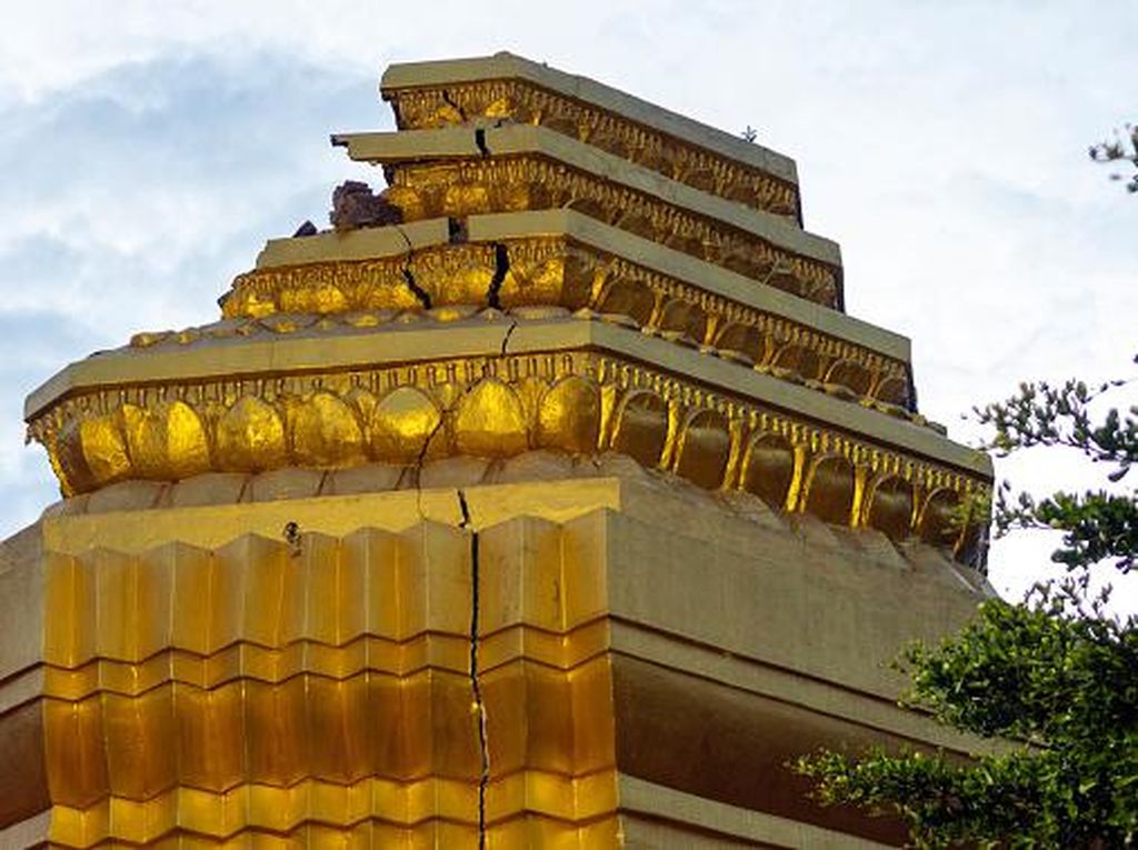 Gercep! Pagoda Kuno yang Rubuh Imbas Banjir Langsung Diperbaiki