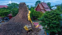 Waduh! Pagoda Berumur 500 Tahun di Thailand Roboh