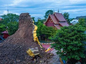 Waduh! Pagoda Berumur 500 Tahun di Thailand Roboh Waduh! Pagoda Berumur 500 Tahun di Thailand Roboh