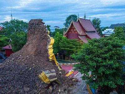 Waduh! Pagoda Berumur 500 Tahun di Thailand Roboh