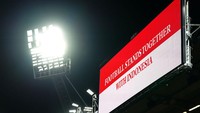 Watford menampilkan bendera Merah-Putih di layar Stadion Vicarage Road dengan tulisan Football Stands Together with Indonesia (Sepakbola Berdiri Bersama dengan Indonesia). (Foto: PA Images via Getty Images/Zac Goodwin - PA Images)