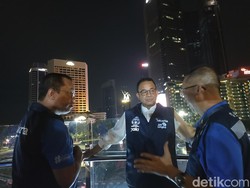 Malam-Malam, Anies Tinjau Halte Bundaran HI