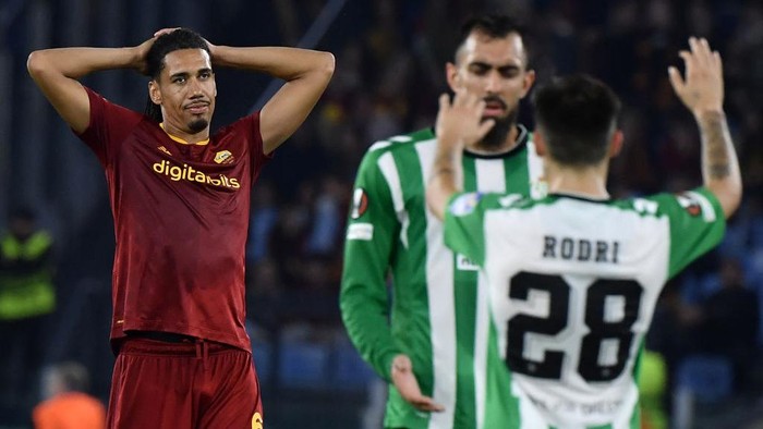 AS Romas British defender Chris Smalling reacts at the end of the UEFA Europa League Group C football match between AS Roma and Real Betis at the Olympic stadium in Rome on October 6, 2022. (Photo by FILIPPO MONTEFORTE / AFP) (Photo by FILIPPO MONTEFORTE/AFP via Getty Images)