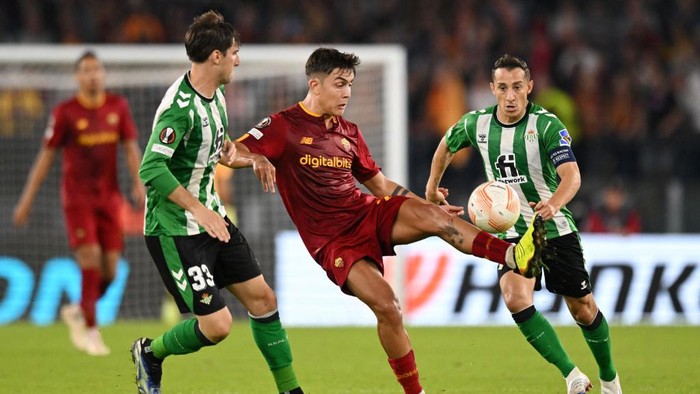 ROME, ITALY - OCTOBER 06: Paulo Dybala of AS Roma is challenged by Juan Miranda and Andres Guardado of Real Betis during the UEFA Europa League group C match between AS Roma and Real Betis at Stadio Olimpico on October 06, 2022 in Rome, Italy. (Photo by Tullio Puglia - UEFA/UEFA via Getty Images)