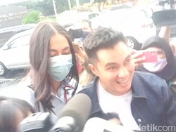 Baim Wong dan Paula Verhoeven Tebar Senyum Penuhi Panggilan Polisi Soal Prank KDRT