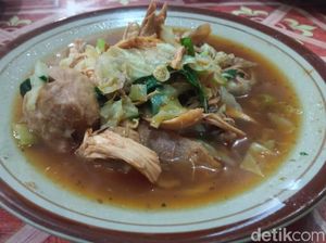 Uniknya Bakso Urakan Cirebon, Ditambah Suwiran Ayam dan Ragam Sayuran!