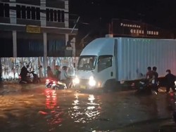 Banjir di Jalan Raya Jatimekar Bekasi, Banyak Motor Mogok