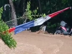 Bikers di Ciamis Hilang Saat Air Kali Cihaurbeuti Meluap ke Jalan