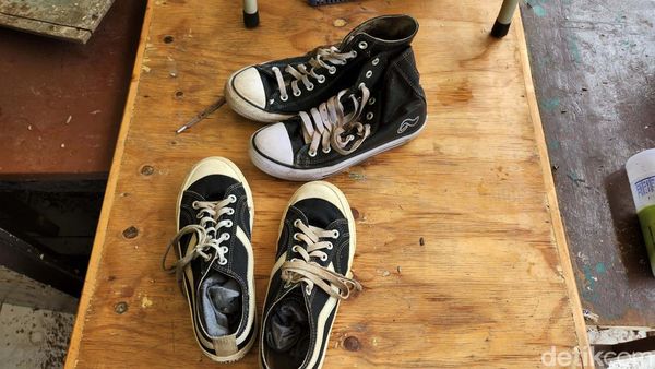 Banjir di MTsN 19 Pondok Labu Sisakan Sepatu-HP Berserakan