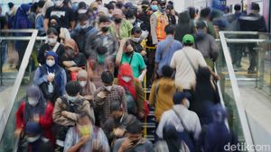 Melihat Lagi Tumpah Ruah Stasiun Manggarai Imbas Macet Jakarta