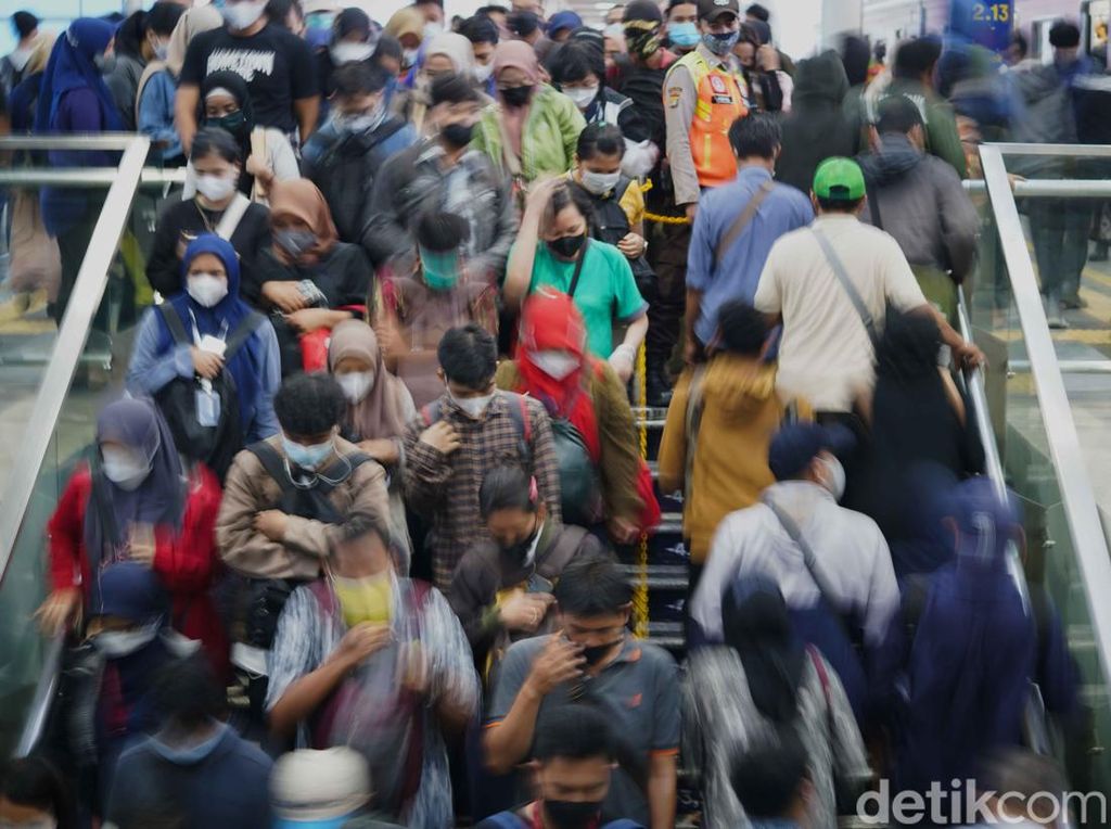Melihat Lagi Tumpah Ruah Stasiun Manggarai Imbas Macet Jakarta