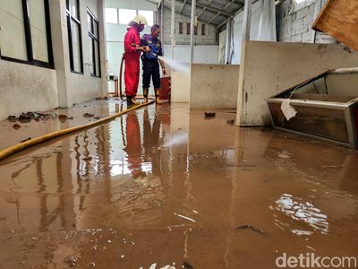 Bekas Banjir di MTsN 19 Pondok Labu Dibersihkan