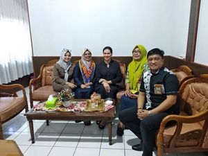 Catherine Wilson Ramai Diajak Berfoto saat Dampingi Suami ke DPRD Sidrap Catherine Wilson Ramai Diajak Berfoto saat Dampingi Suami ke DPRD Sidrap