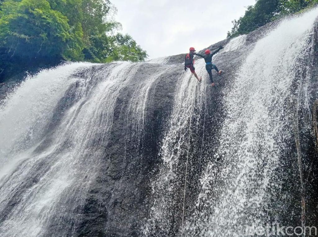Menjajal Sensasi Shower Climbing di Curug Leuwiletak Pangandaran